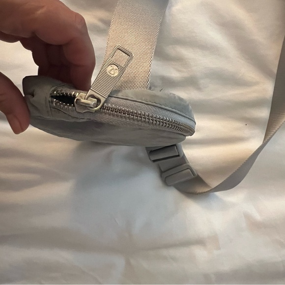 lululemon athletica Gray Belt/Crossbody 1L - Picture 3 of 4